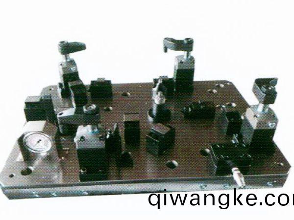 齒輪(lun)室罩蓋(gai)液壓裌具(ju)